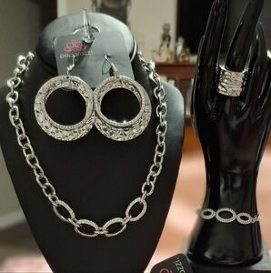 Paparazzi Silver Textured Necklace Set